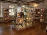/album/fotogalerie-galerie-panenek-dollsland-v-praze-nejvetsi-vystava-panenek-a-auticek/a1200-panenek-barbie-a-monster-high-2200-auticek-jpg/